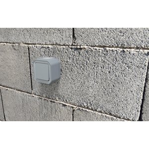 NOVÉ PLEXO IP55 TLAČÍTKO SE SPÍNACÍM KONTAKTEM ŠEDÉ MONTÁŽ NA POVRCH KOMPLET (Legrand)